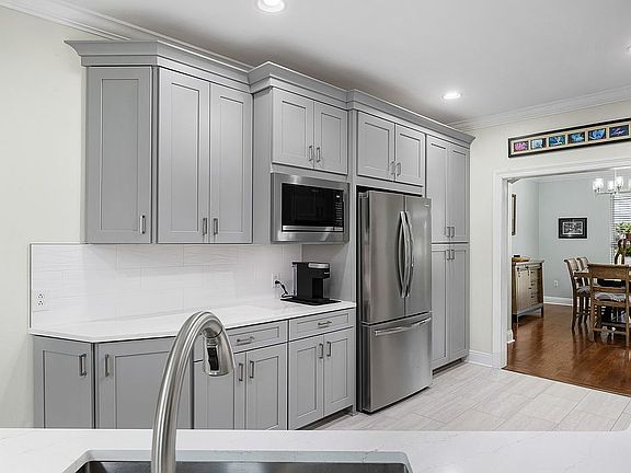 4th image of 2402 Southdown Dr