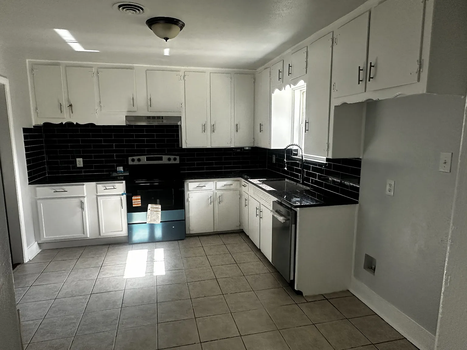 3 bed, 1222 sqft, $2,195 — Photo 4