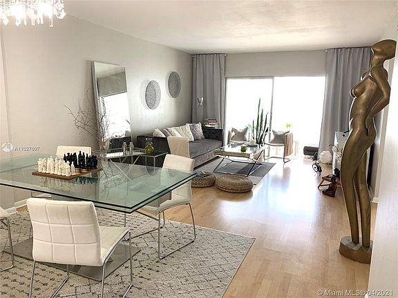 3rd image of 4400 Hillcrest Dr APT 609A
