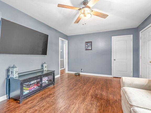 4th image of 210 Creekside Dr