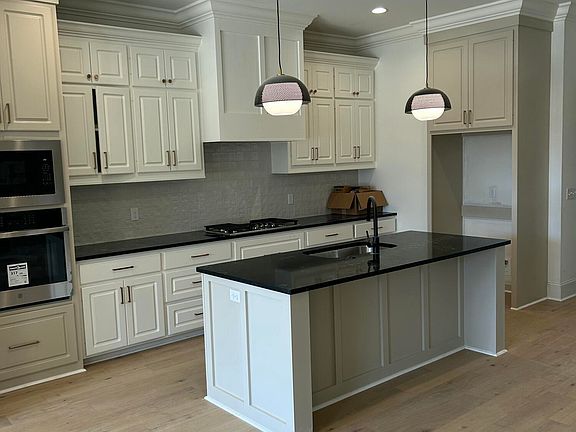 4th image of 200 Bronson Bnd