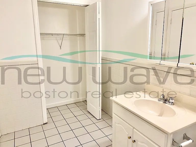 55 Queensberry St #B — Photo 8
