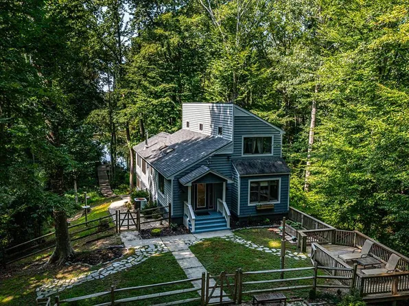 250 Grand Villa Dr, Weems, VA 22576