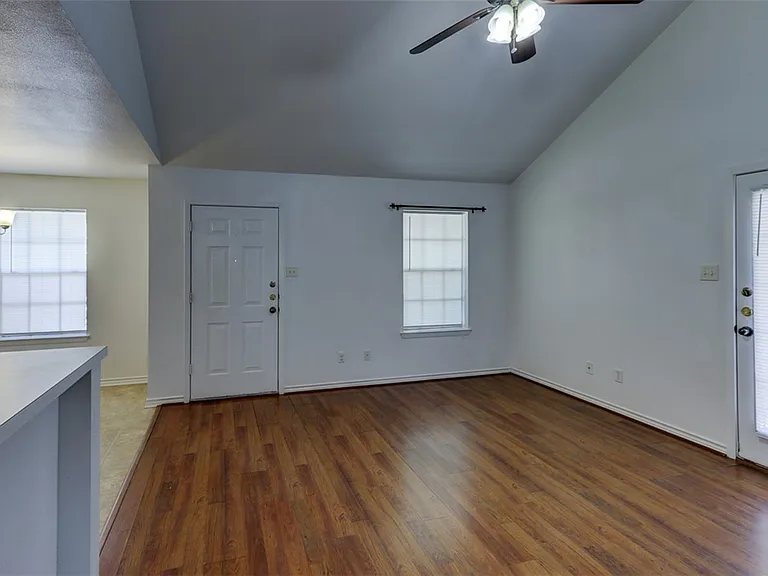 914 Sun Meadow St — Photo 4