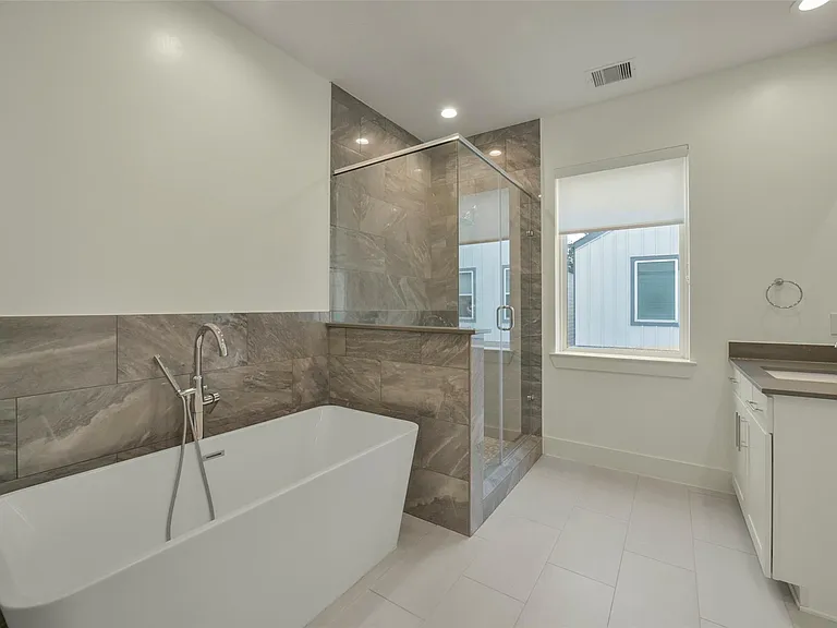 760 W Donovan St — Photo 20