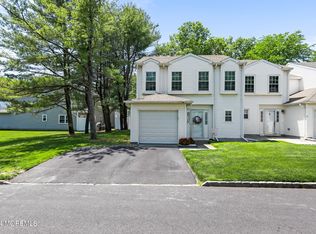 8 S Pointe Cir, Tinton Falls, NJ