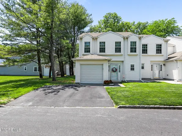 8 S Pointe Circle, Tinton Falls, NJ 07753