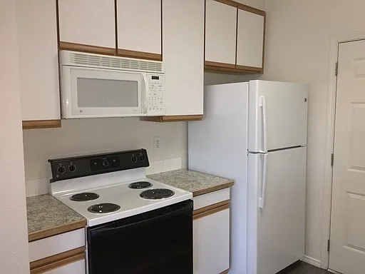 2002 SW Canyon Dr #15 — Photo 6