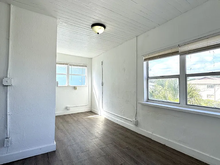 419-421 N Wild Olive Ave #6 — Photo 3
