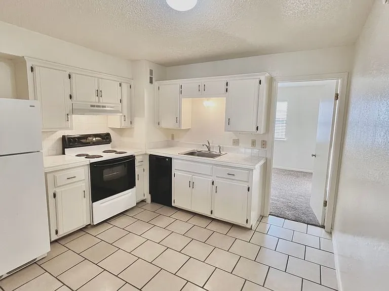 1901 E Lindsey St — Photo 17