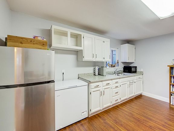 5th image of 919 Virginia St
