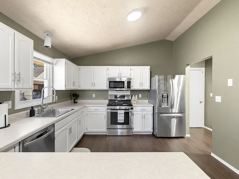 625 Robert Ave — Photo 5