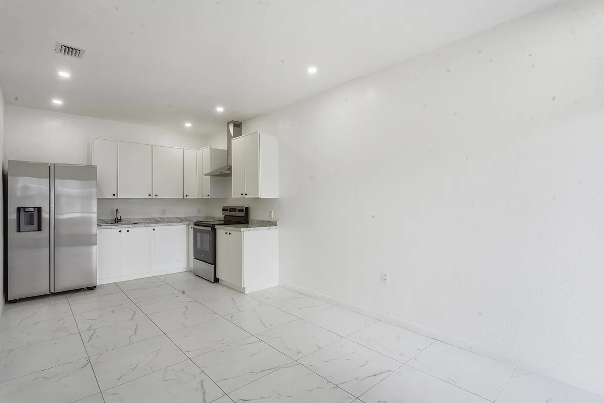 Building Photo - 340 SW 11th Ave #2A