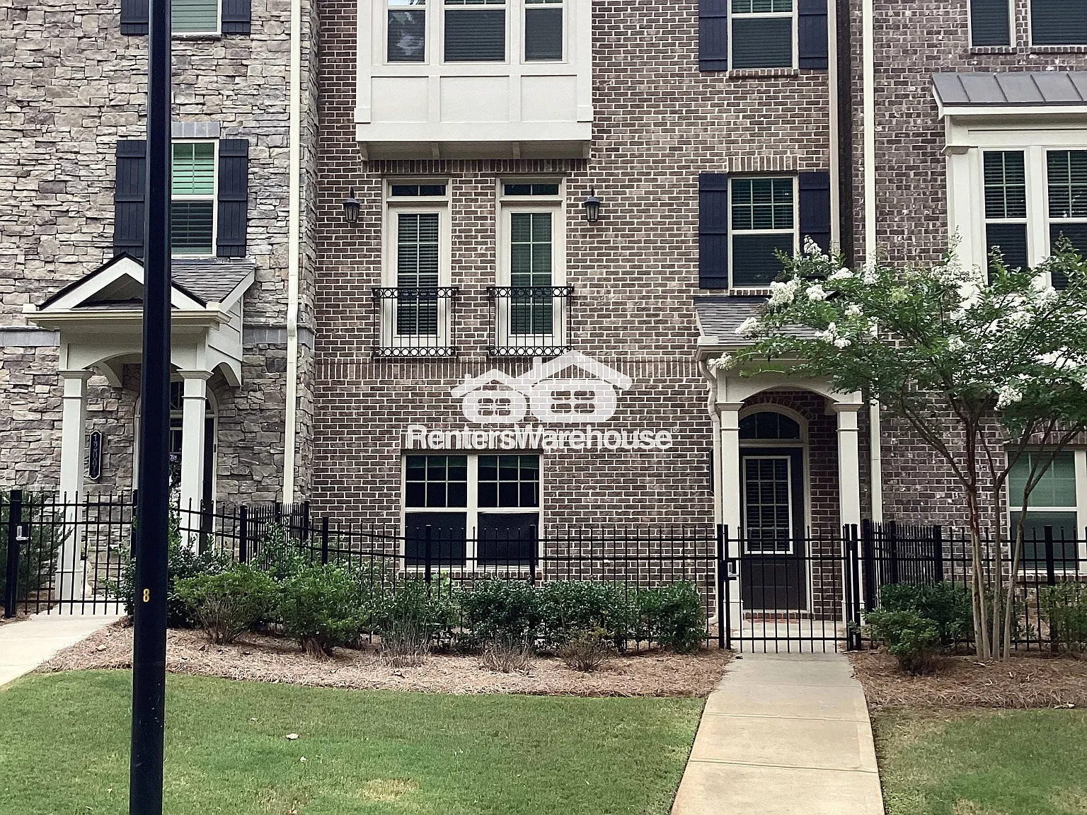 Three Level Townhouse in Roswell — Photo 2
