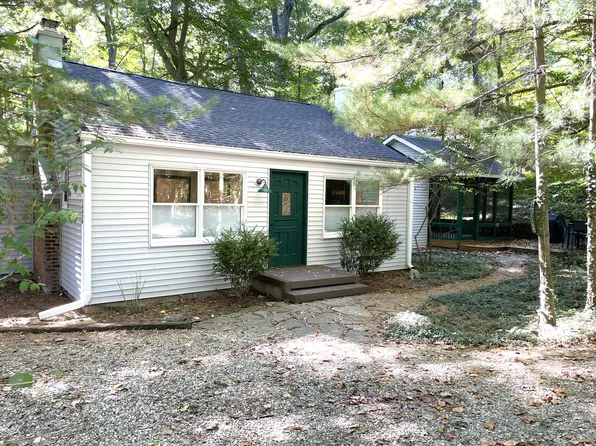 13526 Pine Dr, Harbert, MI 49115