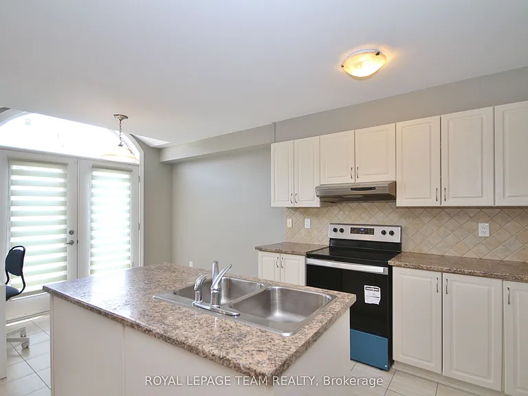 302 Tourmaline Cres — Photo 12