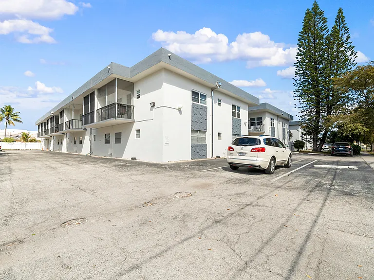 415 NE 2nd St #209 — Photo 4