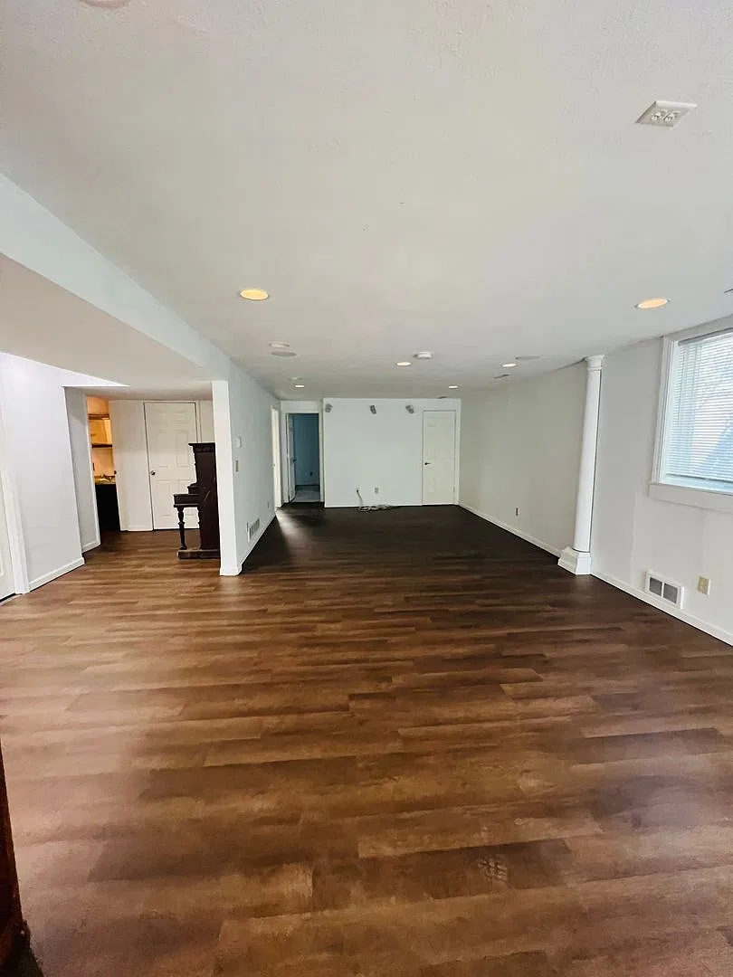 Large 4 Bedroom House in Iowa City — Photo 3