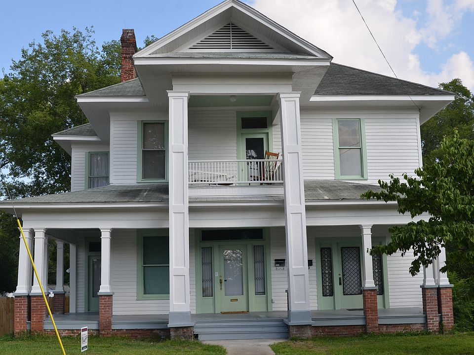 The view of the house from the street. Apartment on on the R