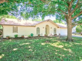 173 Hedgerow Ln, Lewisville, TX 75057