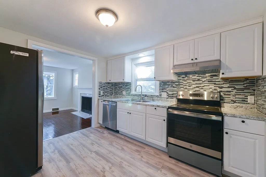 3 bed, 1152 sqft, $2,500 — Photo 2