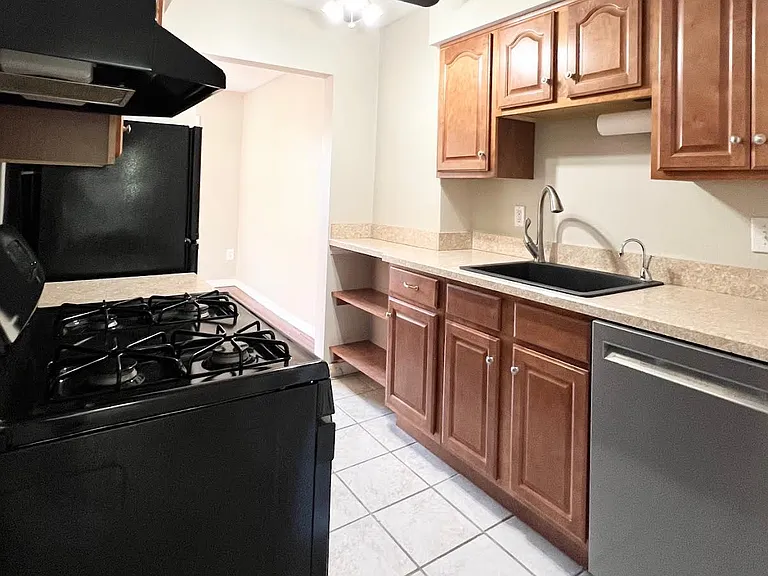 20301 Shelburne Rd #8B — Photo 3