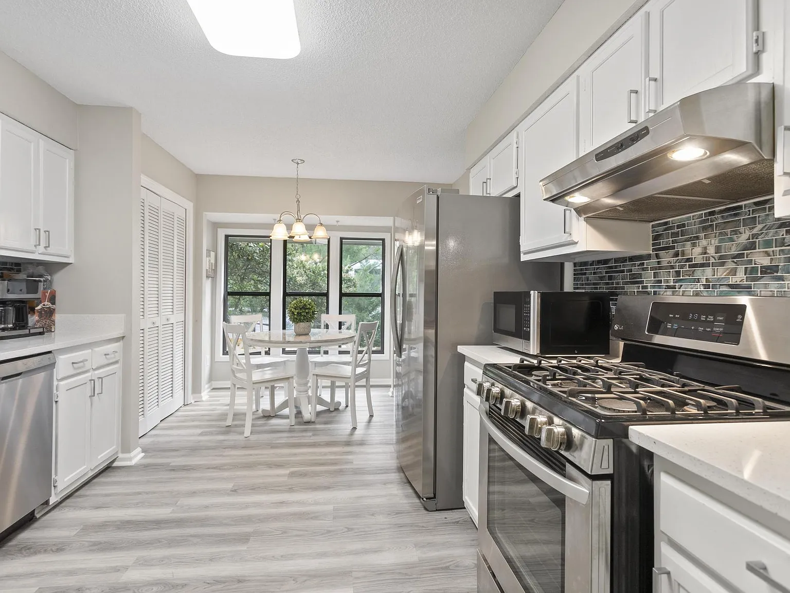 3 bed, 2330 sqft, $7,500 — Photo 4