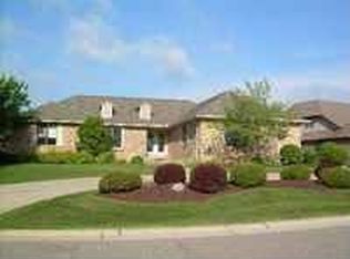 650 Lakes Edge Dr, Oxford, MI