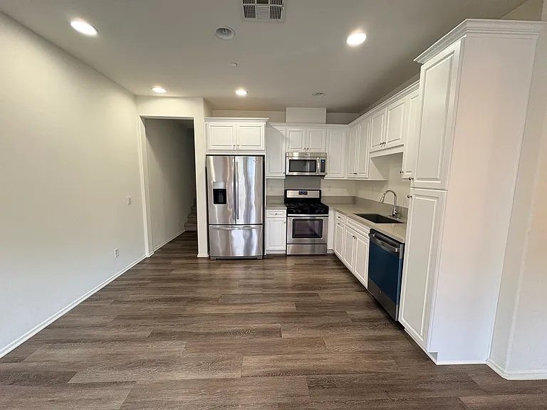 610 S Kroeger St — Photo 8