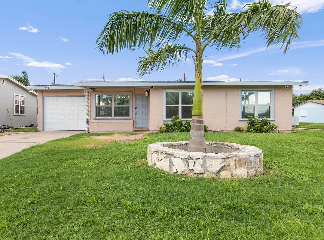 3 bed, 1.0 bath, 939 sqft, $2,400 — Photo 2
