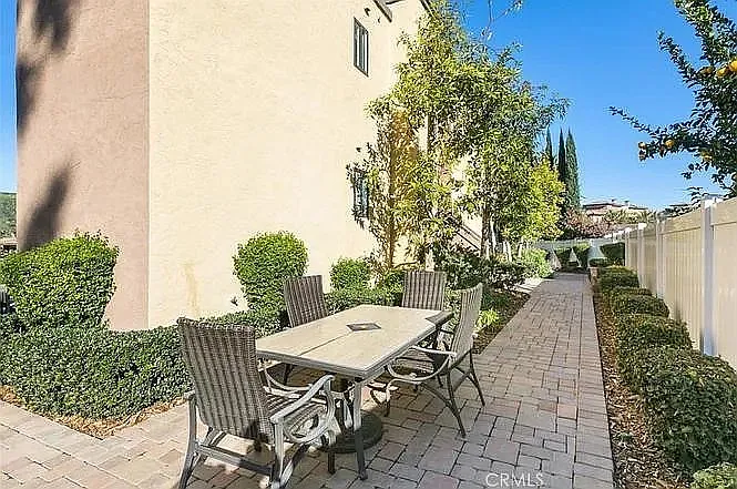 3 bed, 1.5 bath, 900 sqft, $2,900 — Photo 4