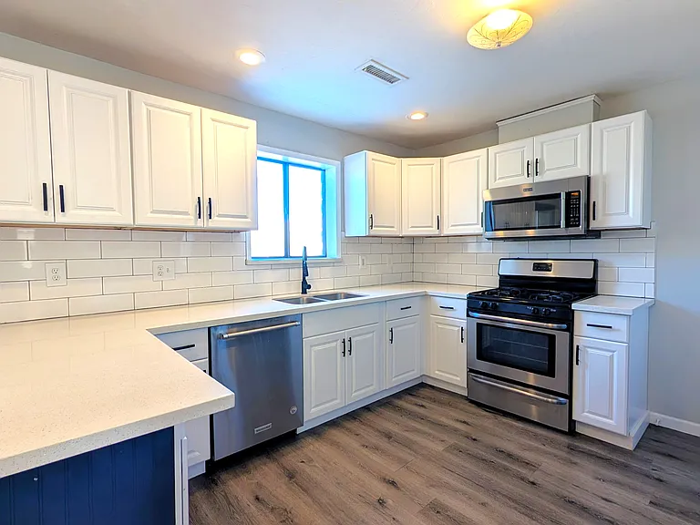 1514 N Elaine Way — Photo 3