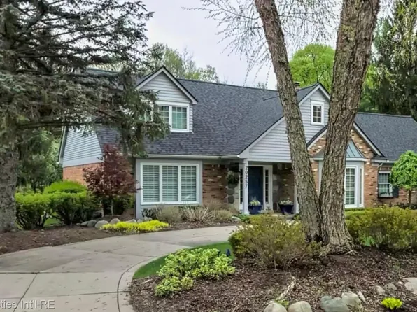 20257 Woodbend Dr, Northville, MI 48167