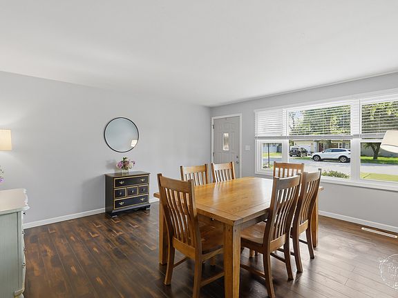 3rd image of 545 Evergreen Ln