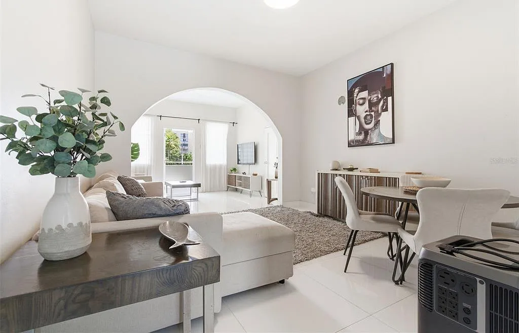 3 bed, 1.5 bath, 1271 sqft, $4,700 — Photo 1