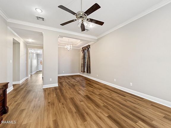 4th image of 302 Burlington Ave
