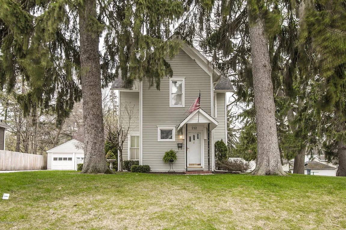 212 Forest St photo 1