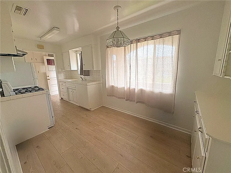 216 W D St — Photo 7