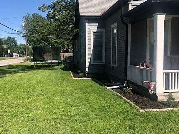 2nd image of 832 Cottonwood St