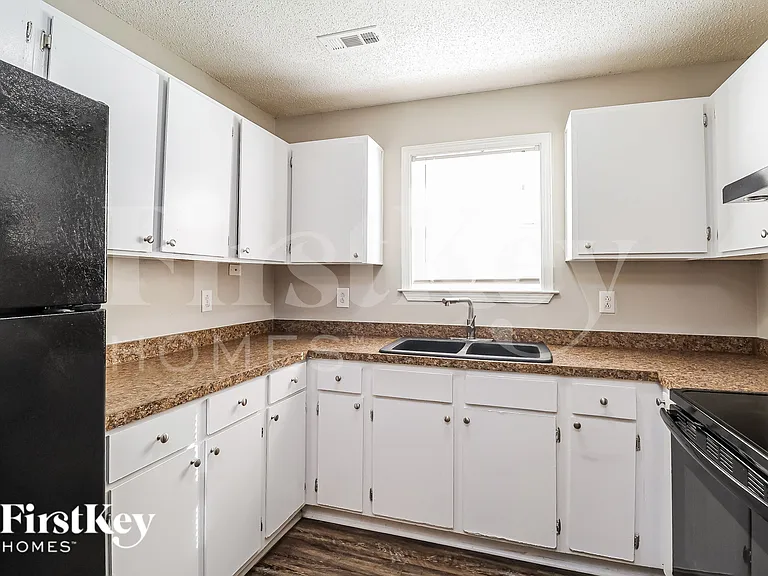 1716 Virginia St — Photo 8