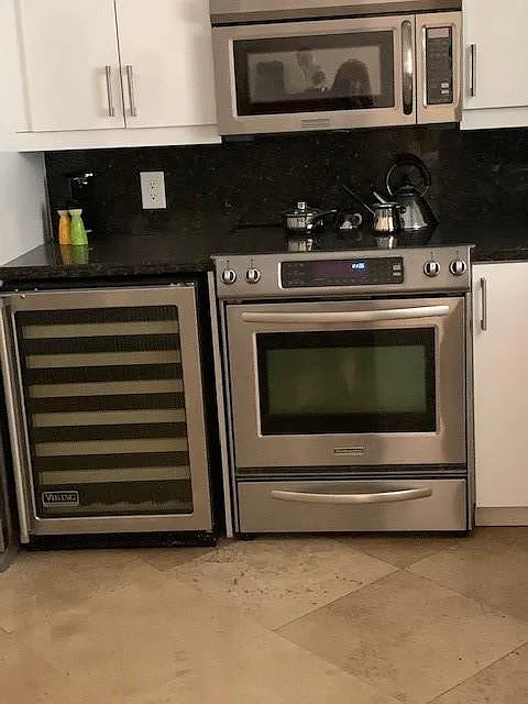 1 bed, 1.5 bath, 1209 sqft, $3,900 — Photo 2