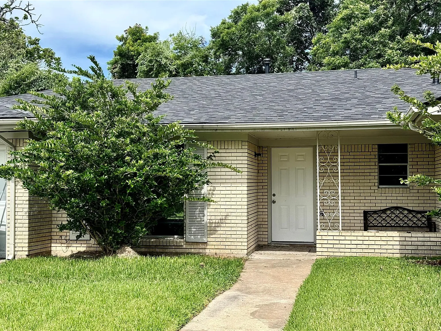 3 bed, 2.0 bath, 1647 sqft, $1,845 — Photo 1