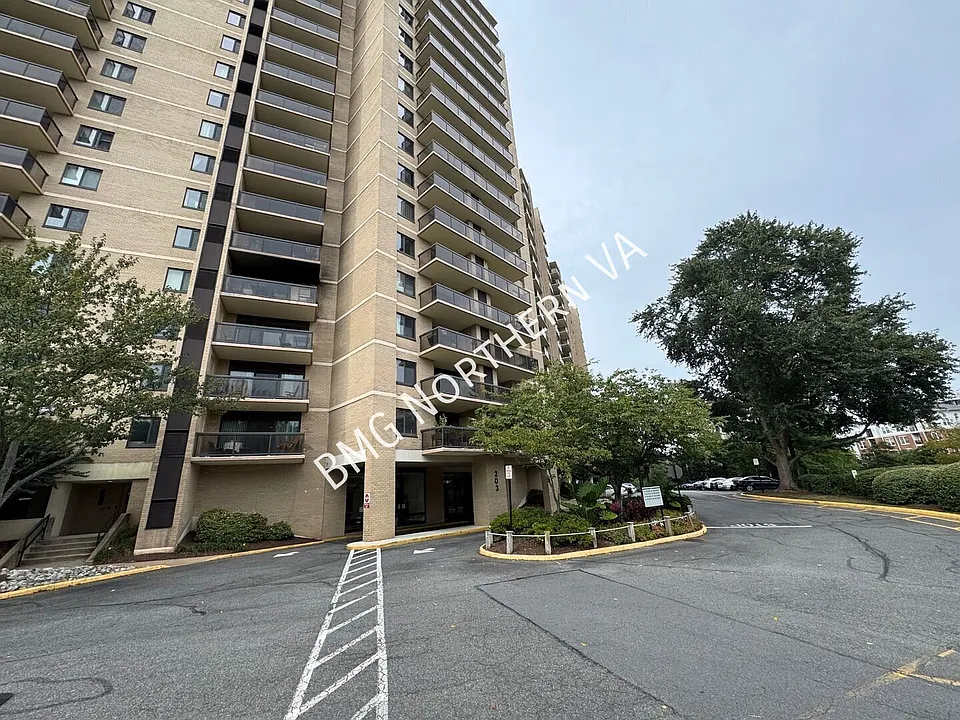 203 Yoakum Pkwy #1606