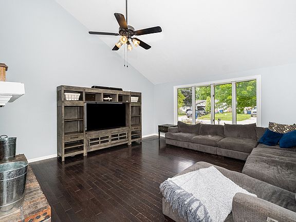 3rd image of 106 Blackhawk Dr
