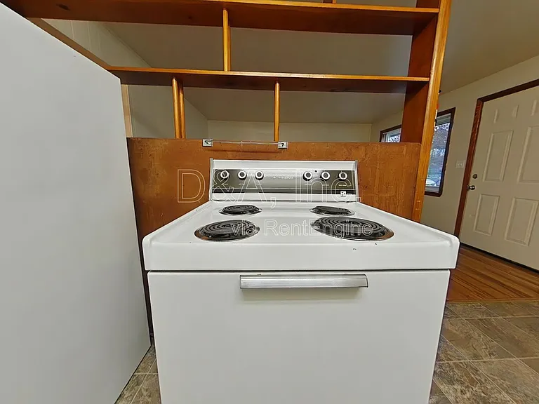 2526 NW Tyler Ave — Photo 6