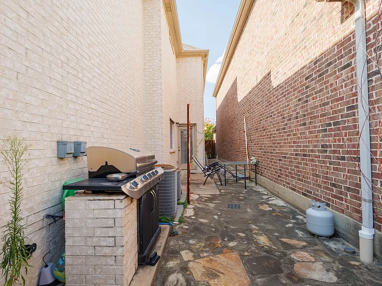 1020 Paradise Cv — Photo 34
