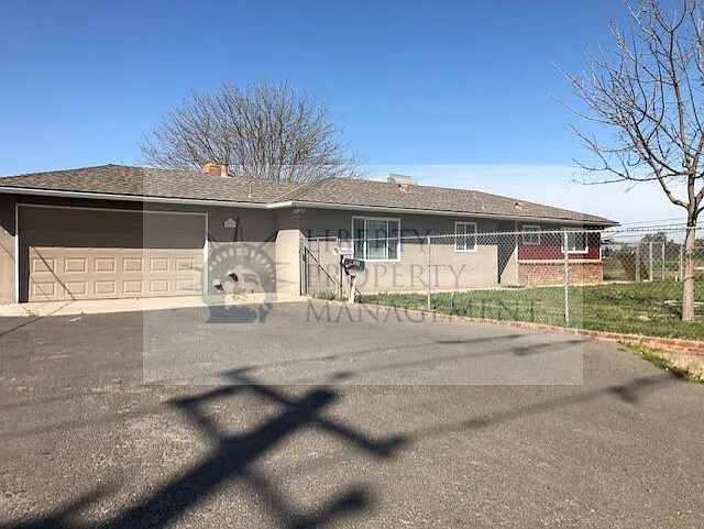 2753 N Blythe Ave photo 1