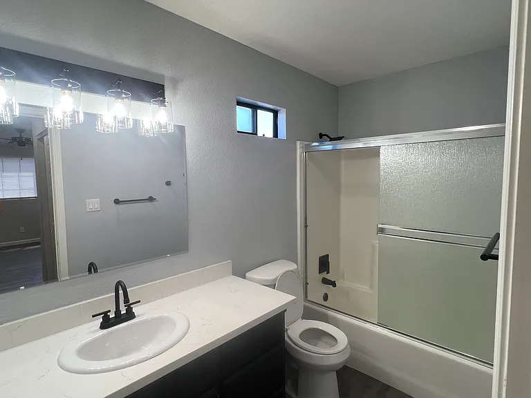 1924 W Holly Dr — Photo 8