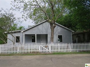 202 Hickory Ave, Luling, TX 78648