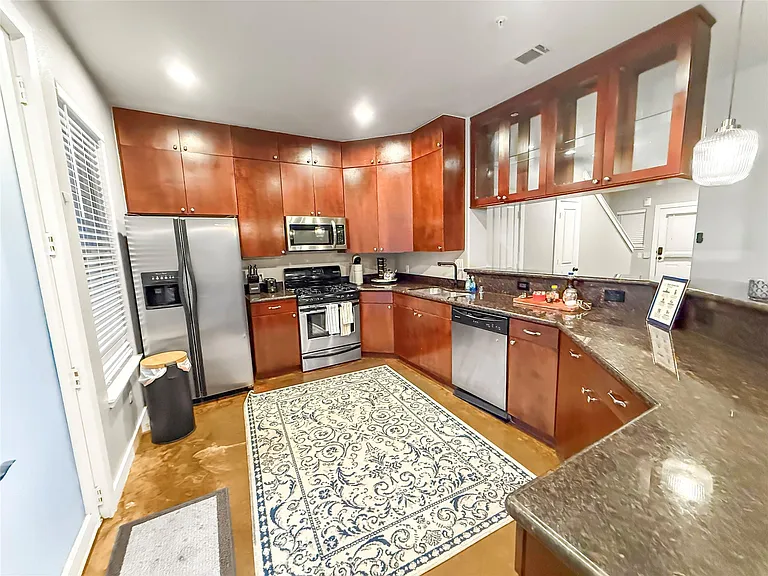 2216 Chenevert St #4 — Photo 7